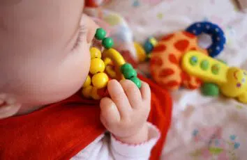Jakich błędów unikać, rozszerzając dietę niemowlaka? Sprawdzamy