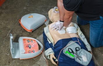 Defibrylatory AED. Czym się różnią między sobą?